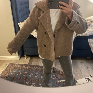 Kappa från Arket  - Intressekoll på min kappa ifrån arket. Köpt förra hösten för 1500kr och är i fint skick Kan köpas direkt för 1700