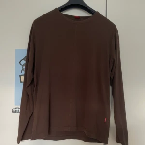 Esprit Boxy longsleeve  - Säljer denna bruna longsleeve, sitter boxy och najs! Passar M:) 