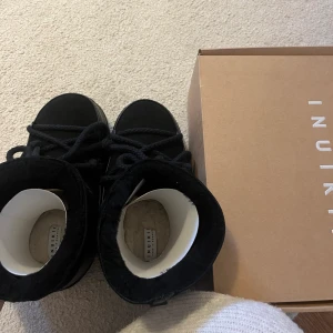 INUIKKIS - Säljer nu mina helt nya inuikkis som är perfekta nu inför hösten!! Använt dom vid endast ett tillfälle, köpta för 3000 men säljer för 2500🌟FRAKT INGÅR I PRISET, jag ansvarar heller inte för postens slarv, köpt är köpt⭐️(pris går att diskuteras)