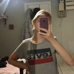 Storlek S - En grå levi's tröja, använd cirka 2-3 gånger. 