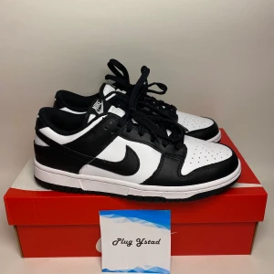 Nike dunk low panda  - Nike dunk low panda 🐼 - Skick 10/10 nya  - storlek 44 . - pris 1699 exklusive frakt 🚚   Kontakta innan köp!  Skriv gärna vid fler bilder & frågor 😊