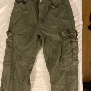Gröna Cargopants - Gröna cargopants från BikBok 