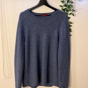 Stickad tröja från Hugo Boss  - Blå ylle tröja från Hugo boss Strl L  Passar M/L 200:-  