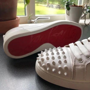 Christian Louboutin skor - Säljer nu mina Christian Louboutin skor eftersom de inte passar, helt nya. Kan inte garantera äkthet då jag fick de som present och kvitto har jag slarvat bort. (därav pris) SKRIV FÖR FLER BILDER ELLER INTRESSE❤️‍🔥
