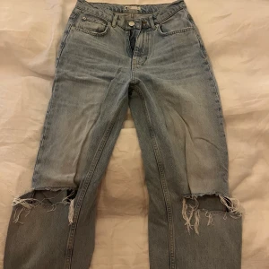 Gina jeans - Gina jeans med hål på knäna, 90’s highwaist modellen. Snygga att dra ner på höfterna💘