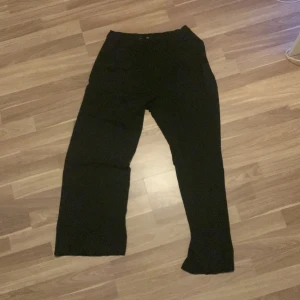 svarta linnenyxor  - svarta linnebyxor som är oanvända😃 original pris är 500 kan sälja för 200 eller diskutera pris! köpare står för frakt🥰