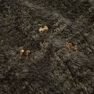 Guldfärgade örhängen  - Säg om du vill ha alla eller bara en. Alla för 20 kr