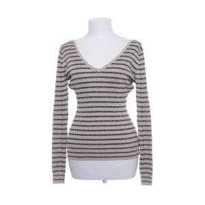 Randig tröja  - Randig tröja med öppen rygg, perfekt till hösten🍁