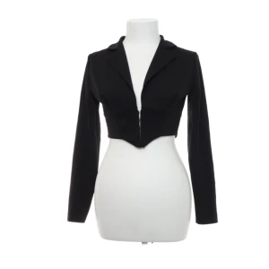 svart långärmad korsett - topp - Svart långärmad tröja med korsett detalj. Märket är Boohoo. Storlek 36 men skulle säga att de är en 34. Köpare står för frakt 