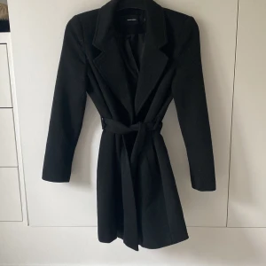 Svart kappa - En svart kappa från vero Moda i stork S