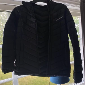 Peak performance jacka  - En peak performance jacka.  Kontakta mig om du vill köpa den.❤️ 