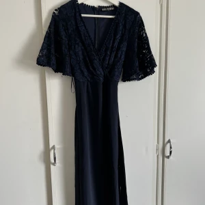 Marinblå känning - En marinblå känning med spets på överdelen. Storlek 40