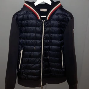 Moncler cardigan  - Säljer min Moncler cardigan som jag köpte för ungefär ett år sen! 😃 Den är självklart äkta (bilder på de finns). 