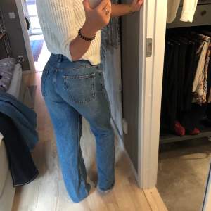 Så fina eftertraktade lågmidjade jeans från Zara i storlek 40! Kan mötas i Stockholm 💕