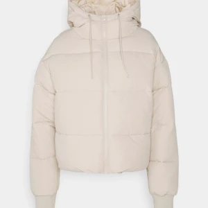 Jacka - Säljer denna jackan ifrån monki i storlek s. Köparen står för frakten 💕