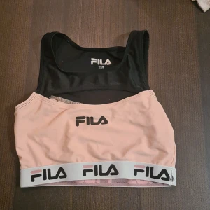 Träningstop  - Jag säljer än jätte fin tränings topp.Den är köpt för 150kr och säljer för 70kr.Den är helt ny. Köparen betalar för frakten. Det är storlek XS.🌸