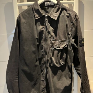 Stone Island Overshirt - Snygg Stone Island overshirt som passar perfekt till hösten/våren. Storlek: L Skick: 8,5:10 Pris kan diskuteras 