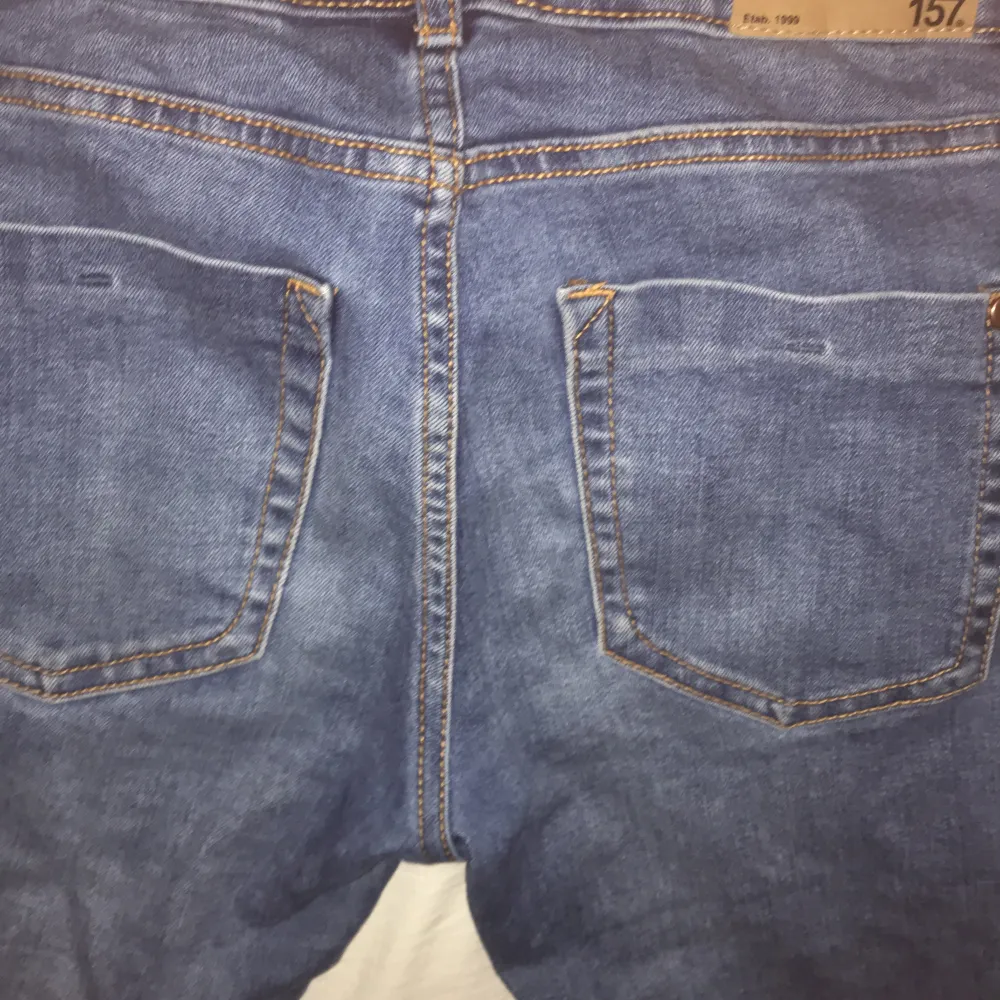 Ett par mörkblå flare jeans som är justerbara i midjan, dom är stretchiga i tyget och är ej slitna. Jag säljer för att dom är för små för mig numera☺️50 kr plus frakt😘. Jeans & Byxor.