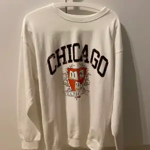 Säljer denna Chicago  sweatshirten som tyvärr inte kommer till användning. Slutsåld på hemsidan!