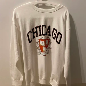 Chicago  sweatshirt  - Säljer denna Chicago  sweatshirten som tyvärr inte kommer till användning. Slutsåld på hemsidan!