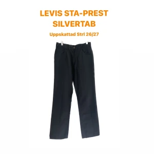 LEVIS SILVERTAB - Levis silvertab sta-press vintage !!!! Mitt hjärta gråter då dessa blivit för små! Dessa sitter som ett par kostymbyxor 😍 och man får en jäkla röv i dom!! Bästa jeansen och SUPER VINTAGE 💕💕helt enkelt ett jävla kapp till jeans! 