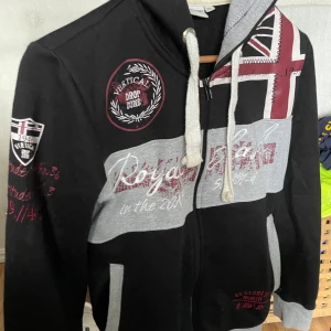 Cool vintage tjocktröja med massa tryck - Gammal tjocktröja i strl xs. Jag vet inte var den är köpt och säljer endast för att den tyvärr inte passar mig längre.