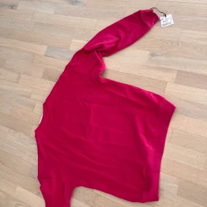 Moschino - Moschino tröja köpt på NK. Tagg finns kvar men ej kvitto. Strl 48/M-L. Väldigt bra skick. Används inte för den är för stor för mig.