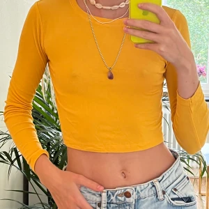 Gul croppad top, fin skick, Zara, S - Superfin croppad top, använd 2-3 gånger, som ny! Zara Storlek S