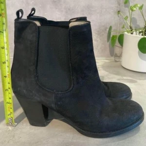 Stövletter skinn - H&M stövletter, strl 39, använda mest inomhus ca 10ggr, klackarna som nya, normala i strlk, bra skick. Skinn  Hämtas i Ektorp/Nacka alt postas