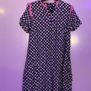 Rutig hellbunny klänning - Loose fitting klänning från hellbunny! Köpt för 600kr Aldrig använd<3, Lång och flowy klänning av skönt material.^^ 