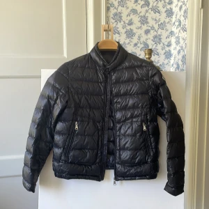 Moncler jacka  - Tunnare Moncler jacka, st 12 år. Frakt tillkommer på 29 kr. 