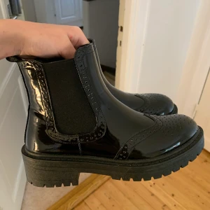 Boots - Coolaste glasiga bootsen från new look, köpta på asos. Tyvärr aldrig kommit till användning🤍