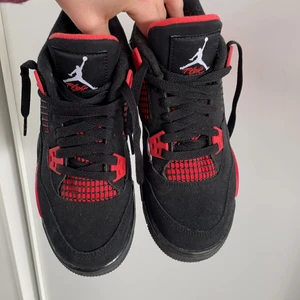 Jordans 4 red  - Storlek 36,5. Nyskick köpta för 2 månader sedan, endast använda 3 gånger. Väldigt sköna skor men köpte tyvärr en för liten storlek. Nypris 3500. Vid snabb affär kan ni få de för 2700. 