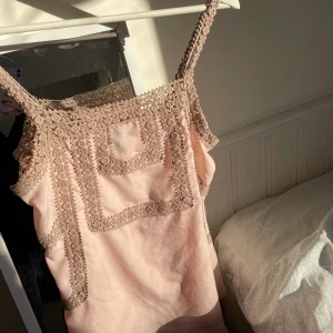 linne/klänning - ljusrosa typ nattlinne från vila! går att vika in o ha som linne eller att ha som klänning 💓 superfina ljusbruna detaljer 