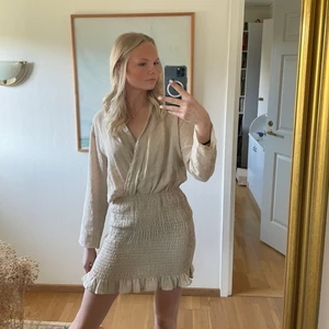 Linne klänning  - Säljer min fina Linne klänning från Zara i strlk M, endast använd 2 gånger!!🤍🤍🤍