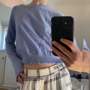 Tröja   - Ljusblå tunt stickad tröja, använd men bra skick, lite nopprig (syns mer på bild än irl), storlek L men väldigt liten i strl så skulle säga en S, frakt inkluderat 