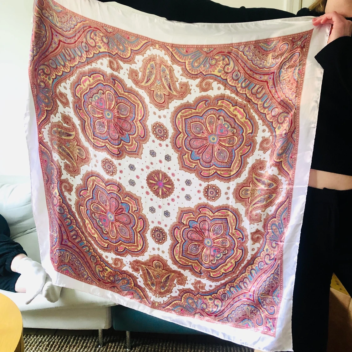 Stor sjal i vackert mandala mönster