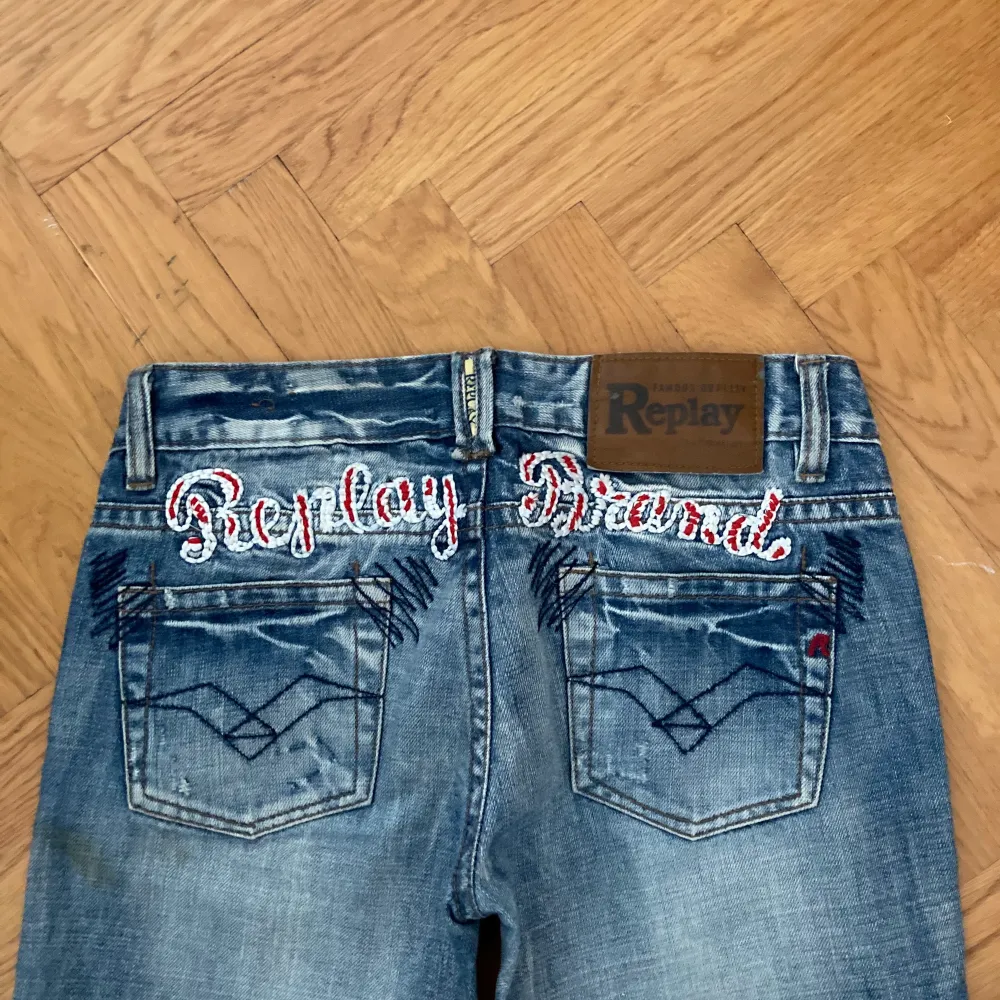 Säljer dessa lågmidjade replay jeansen då dom tyvärr inte passade, köptes för 500kr. Väldigt bra skick, skriv för frågor☺️. Jeans & Byxor.