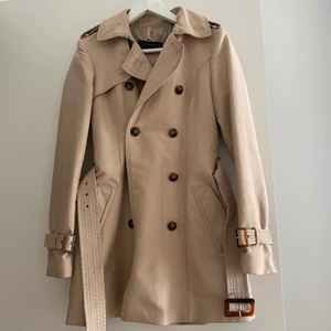 Trenchcoat  - Sparsamt använd trenchcoat från zara med snygga detaljer 