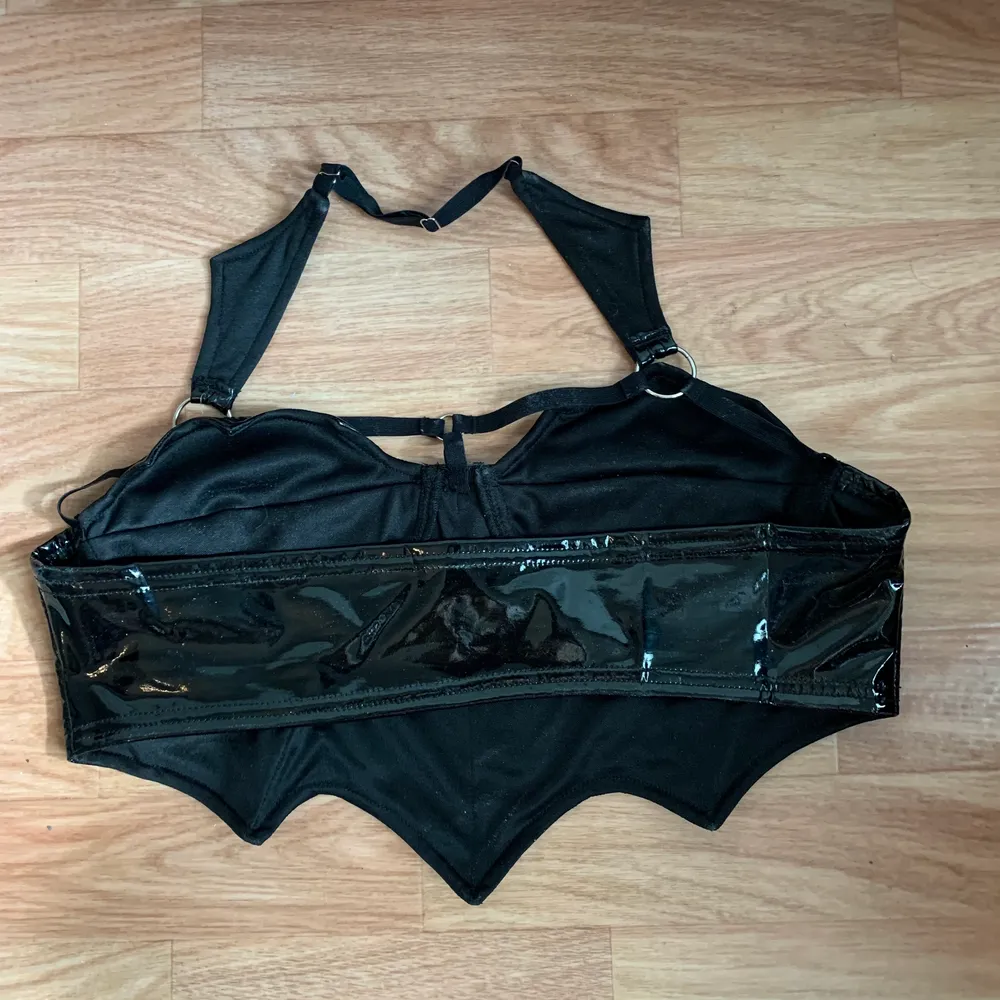Gothic crop  top  size L but can fit size Medium / RESERVED. Toppar.