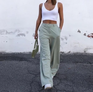 salvia gröna byxor/kostymbyxor - Jättesnygga byxor/kostymbyxor från Motel Rocks, i en vårig salvia grön färg. Passar perfekt att ha nu på våren samt under sommaren, både till vardags och till fest. Endast testade och prislapp sitter kvar. Säljer eftersom de tyvärr är lite för stora för mig. Ursprungspris: 560 kr