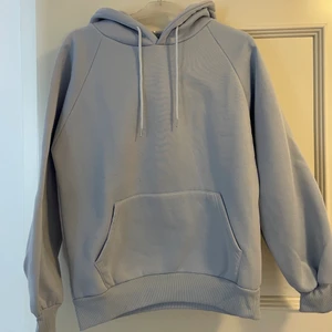Babyblå hoodie - Säljer hoodie från Shein i storlek M i nyskick då den inte passade mig. Betalning sker via Swish. 