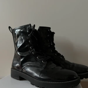 Svarta boots - Rätt så bra skick har nästan aldrig använt själv men der köpta second hand🖤