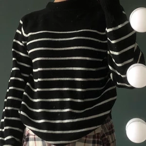 Tröja - Säljer nu denna tröja som jag köpte från plick i höstas, den är i storlek S men passar även XS och M