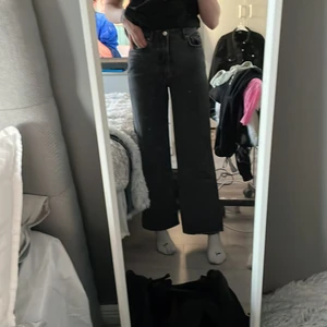 Mörkgråa vida jeans (Gina Tricot) - För korta och för trånga för mig som är 1,80. Så långa på en kortare person 