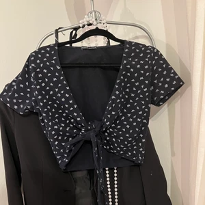 Knyt-topp - Denna t-shitt passar skitbra till jeans, man knyter den i bysten och passar i princip xs-m då man kan anpassa med snörena. Köpt på Urban Outfiters. 