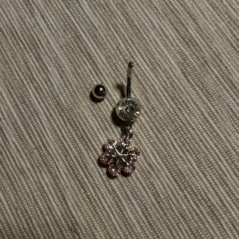 Brass piercing med rosa stenar i cubic zirkonia✨ Fri frakt. Accessoarer.