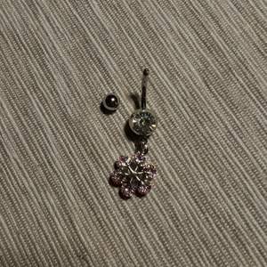 Brass piercing med rosa stenar i cubic zirkonia✨ Fri frakt