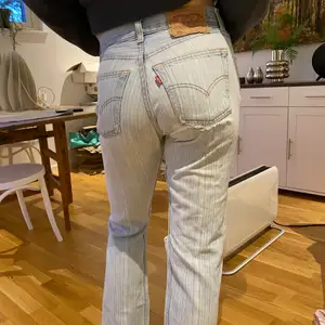 Så coola vintage Levi’s jeans med små ränder😍Väldigt tajta i midjan. Står W26 L32 men tycker att det är lite för tajt för att vara det. De har hål där bak som jag försökt sy ihop. Kan skicka närmare bilder för den som vill.