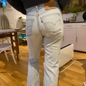 Vintage Levi’s jeans - Så coola vintage Levi’s jeans med små ränder😍Väldigt tajta i midjan. Står W26 L32 men tycker att det är lite för tajt för att vara det. De har hål där bak som jag försökt sy ihop. Kan skicka närmare bilder för den som vill.